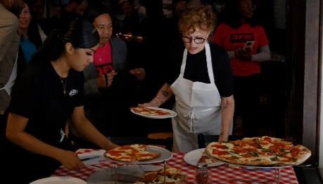Susan Sarandon vuelve a ser camarera para reivindicar salarios dignos