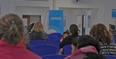 Los jubilados de la mínima que cobran bono perciben un aumento menor al anunciado