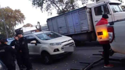 Un conductor se quedó dormido al frenar en el semáforo: tenía 2,16 gr/l de alcohol en sangre