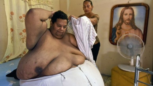 Colombia: el hombre que pesa 400 kilos cuenta cómo vive su drama