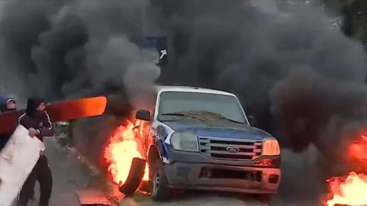Incidentes en una protesta por el crimen de un repartidor en Tres de Febrero: incendiaron un patrullero