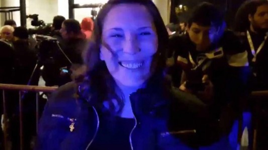 La joven que busca un autógrafo de Messi para llevar a su novio al altar