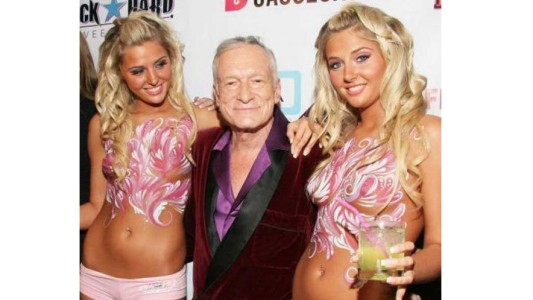 Las conejitas mellizas ex novias de Hugh Hefner, luchan contra el sobrepeso