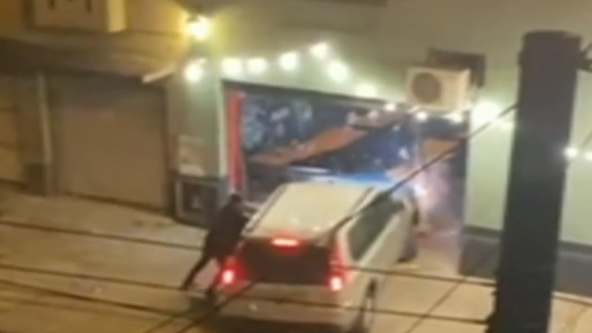 Locura en una cervecería: lo echaron, fue a buscar su camioneta y chocó el local