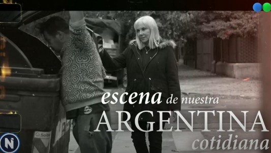 Escena de nuestra Argentina cotidiana: una bolsa de basura, el nexo entre dos realidades