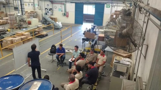 La mayor fábrica de pegamento del país suspendió a 150 operarios por la baja en el consumo