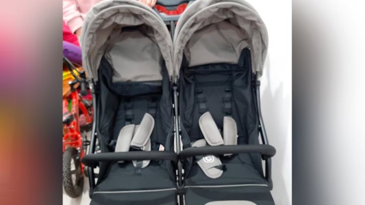 Una pareja tuvo trillizas, una murió y dos estuvieron internadas casi 3 meses: les robaron el cochecito doble de su auto