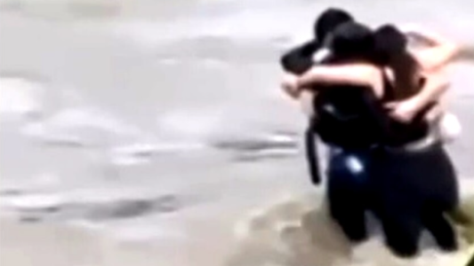 El dramático último abrazo de tres amigos antes de ser arrastrados por la corriente en Italia