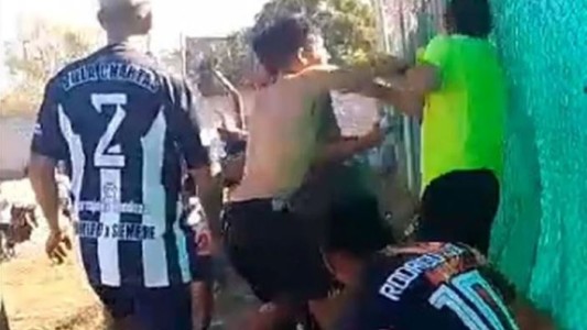 Video: Golpearon a un árbitro en una liga zonal de Salta
