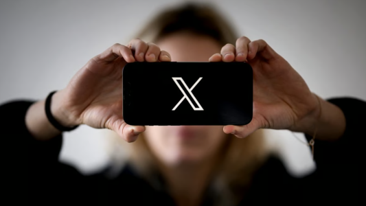La red social X autoriza oficialmente el contenido pornográfico