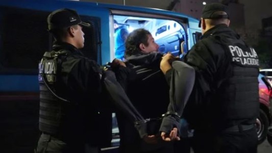 Casas tomadas en Villa Urquiza: la policía detuvo a tres hombres y secuestró cocaína