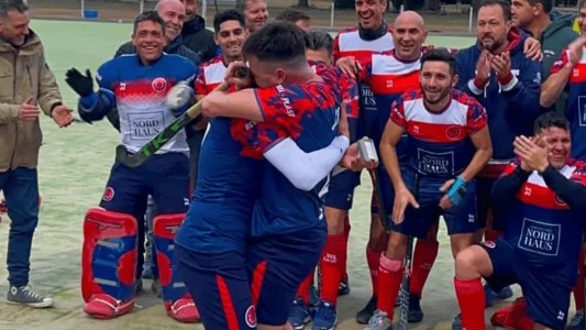 Un jugador de hockey le confesó su amor a su novio tras el triunfo de su equipo