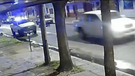 Iba por la vereda escuchando música con auriculares, lo atropellaron ladrones en fuga y lo mataron