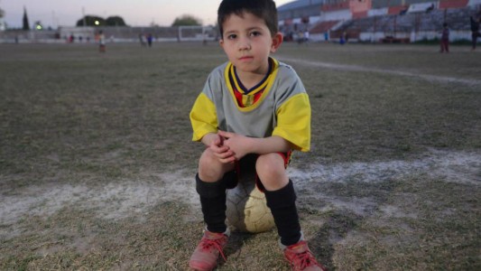 La historia de Indio, el nene que tiene la enfermedad de Messi y juega al fútbol
