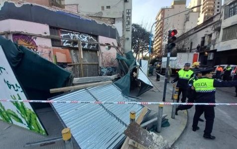 Se derrumbó un edificio en demolición en Tucumán: seis heridos