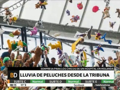 Llovieron peluches desde la tribuna en un partido del fútbol holandés