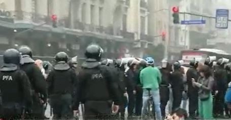 Parte de la CGT, el kirchnerismo, la izquierda y organizaciones sociales concentran contra la Ley Bases