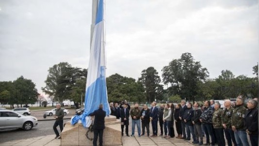 Después de ocho meses, el Monumento a la Bandera volvió a tener la insignia patria