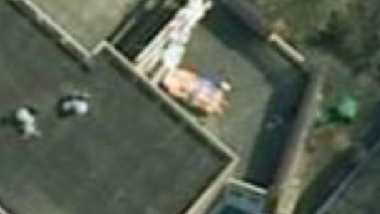 Estaba desnudo en el patio de su casa y lo captó una imagen de Google: la Justicia rechazó su demanda