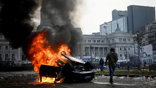 Qué pasará con los detenidos en la protesta contra la Ley Bases