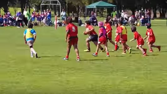 #EsViral El fenómeno del nene imparable del rugby