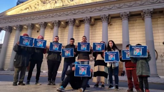 Red Solidaria realizó una campaña en Plaza de Mayo para difundir la búsqueda de Loan
