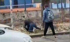 “Dale, hija, pegale como te enseñé”: padre incentivó la pelea de dos alumnas a la salida del colegio