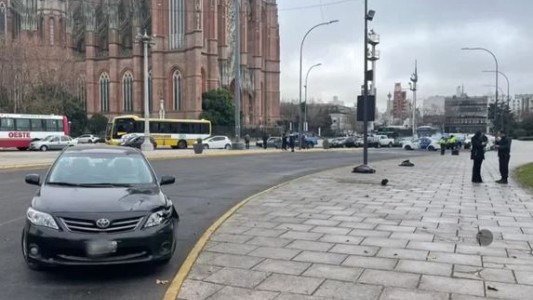 La Plata: usó el celular mientras conducía y atropelló a dos empleadas municipales