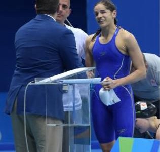 Diplomas para los nadadores argentinos no videntes Nadia Báez y Pipo Carlomagno