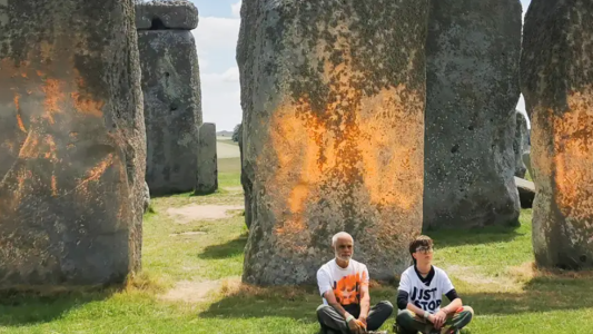 Activistas rociaron con pintura el monumento Stonehenge