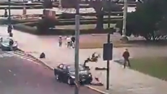 Un conductor se distrajo con el celular y atropelló a dos barrenderas en La Plata