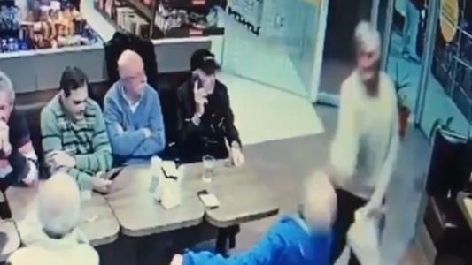 Brutal agresión en un bar: un cliente le pegó a otro para sacarle el diario