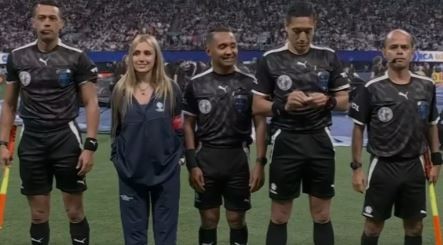 Qué hacía Morena Beltrán con los árbitros del partido de la Selección