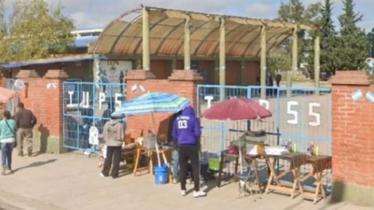 La desvincularon de un instituto de seguridad y lo apedreó: fue demorada