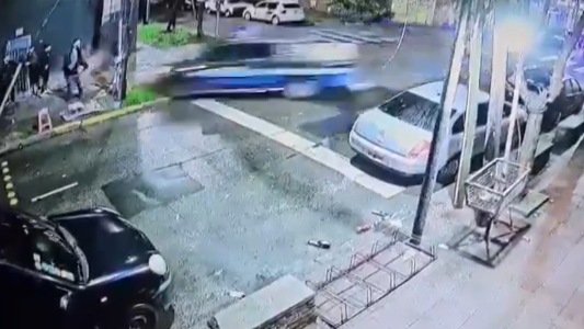 Un patrullero perseguía a delincuentes y atropelló a un grupo de jóvenes en Villa Martelli