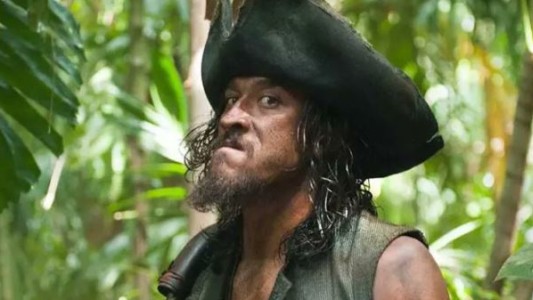 Murió un actor de "Piratas del Caribe" tras ser atacado por un tiburón mientras surfeaba en Hawái
