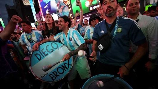 Una marea celeste y blanca en el banderazo argentino en Times Square antes del partido frente a Chile