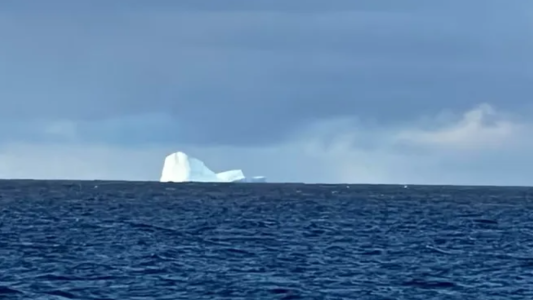 Alerta en Ushuaia por la aparición de un iceberg en la costa
