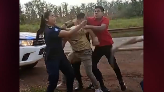 Video: jóvenes y policías, en una pelea a rebencazos en Corrientes