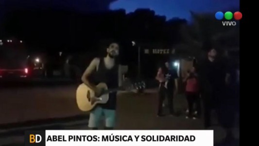 Abel Pintos cantó en la calle tras la suspensión de un show