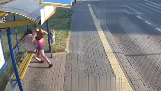 Atacó salvajemente a una mujer en la calle, pero se equivocó de persona y su reacción se volvió viral