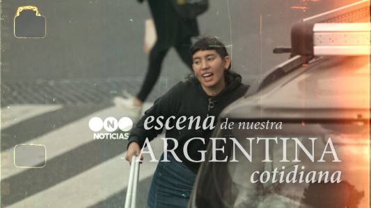 La historia de Constanza: "Hago malabares en el semáforo para pagar mis estudios y sobrevivir"