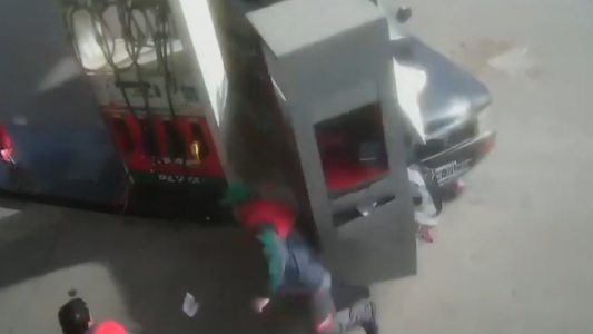 Lo perseguían por irse sin pagar, atropelló a un playero y casi choca un surtidor