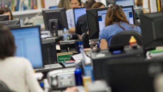 El Gobierno prorrogó el decreto que prohíbe las contrataciones en el Estado