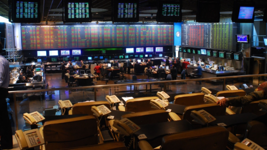 Luego de los anuncios de Caputo, sube el dólar y caen las acciones y los bonos