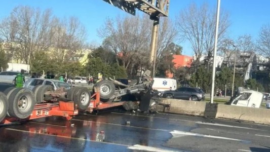 Brutal choque en Panamericana: un camión quedó partido en dos y una persona resultó herida