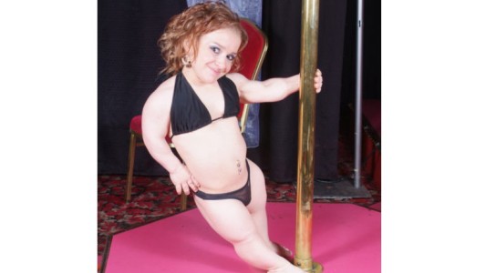 La historia de la stripper enana conmovió a las redes sociales