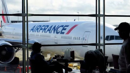 "Humo a bordo": un avión que viajaba de Buenos Aires a Francia tuvo que aterrizar de emergencia en Tenerife