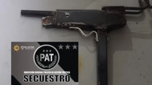 Rosario: un joven fue detenido por llevar una ametralladora casera en una bolsa de tela