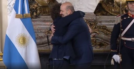 "Quú lujo me estoy dando": Milei le tomó juramento a Sturzenegger como nuevo ministro de Desregulación